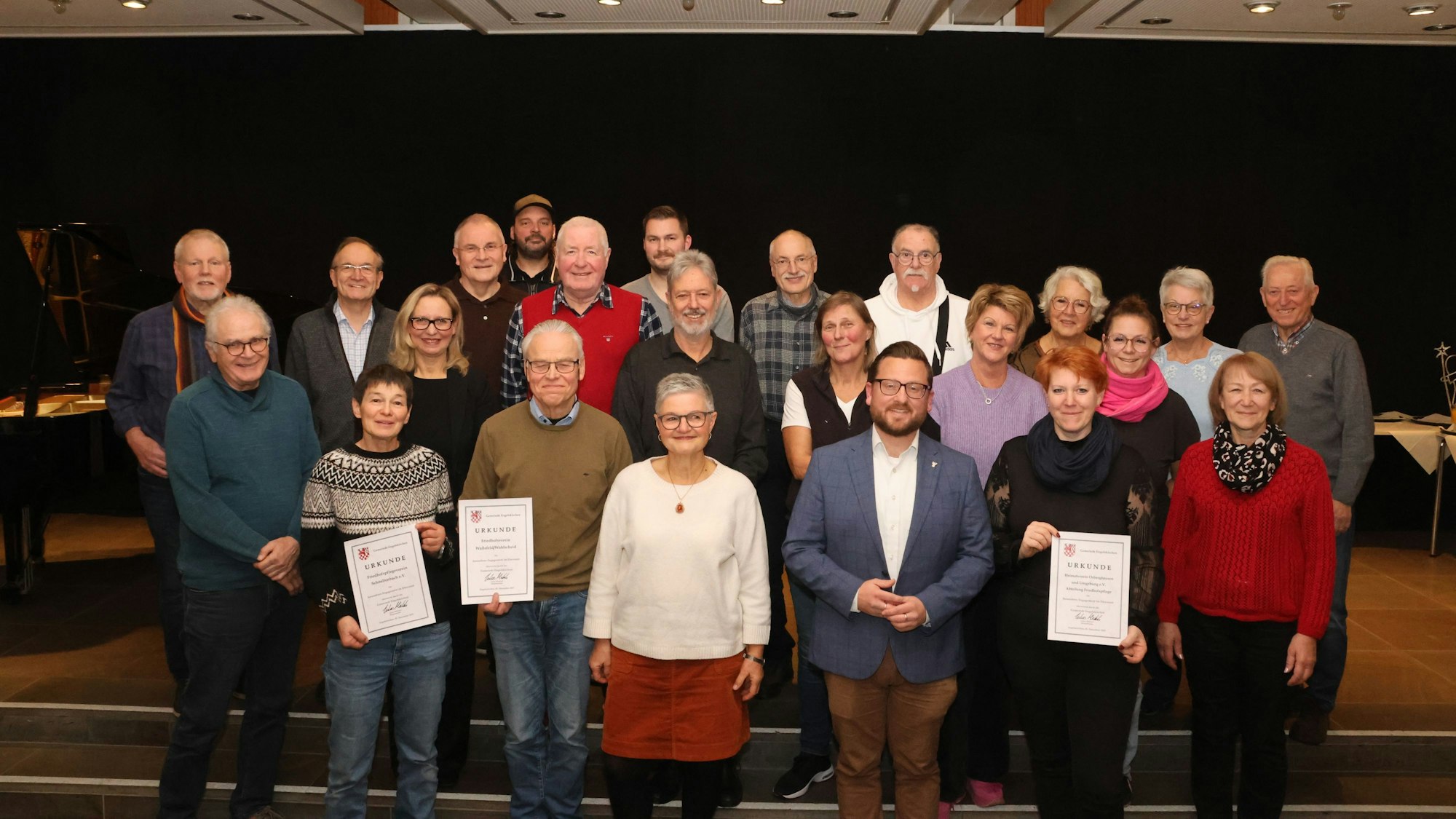 Ein Gruppenfoto mit allen Geehrten sowie Bürgermeister Lukas Miebach.