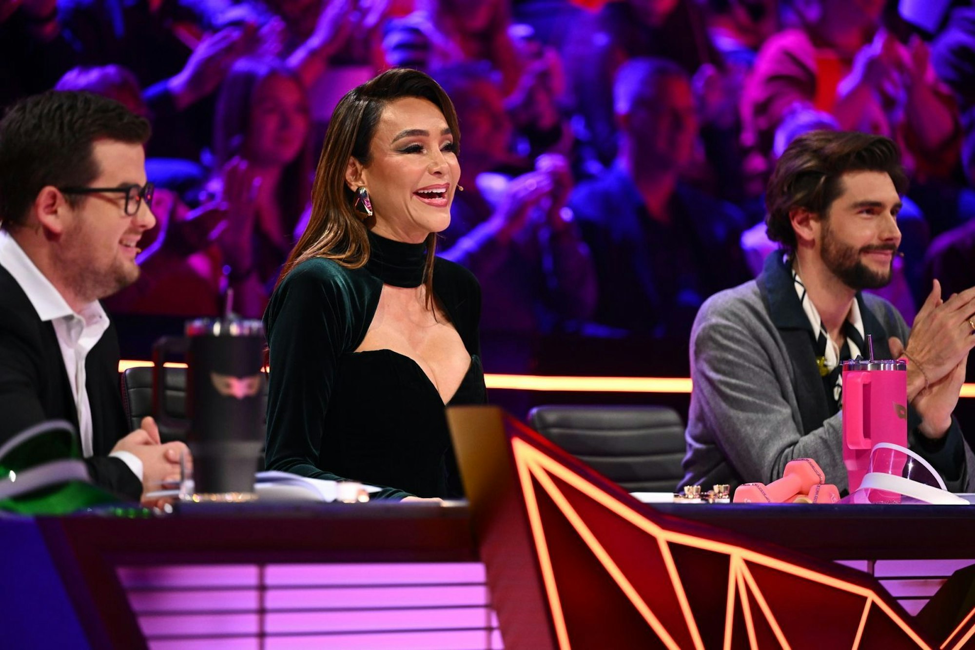 Verona war richtig gerührt von Muuhinkas Beitrag: „Ich hatte Tränen in den Augen“, gestand sie. Gastrater Álvaro Soler meinte: „Das hast du unfassbar gemacht.“ (Bild: Joyn/Willi Weber)