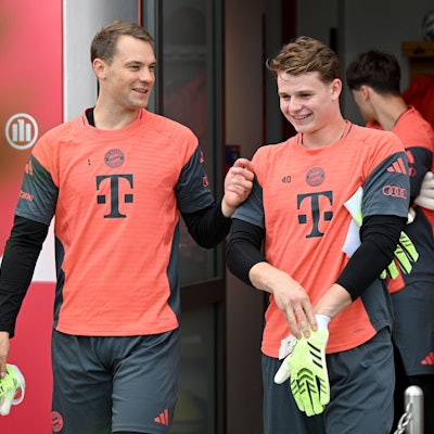 Manuel Neuer und Jonas Urbig (r.)