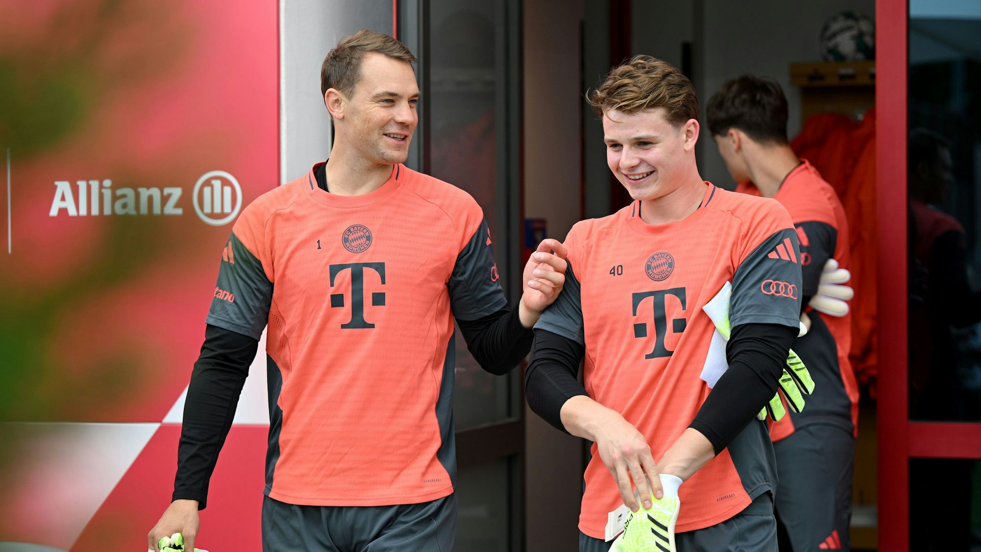 Manuel Neuer und Jonas Urbig (r.)