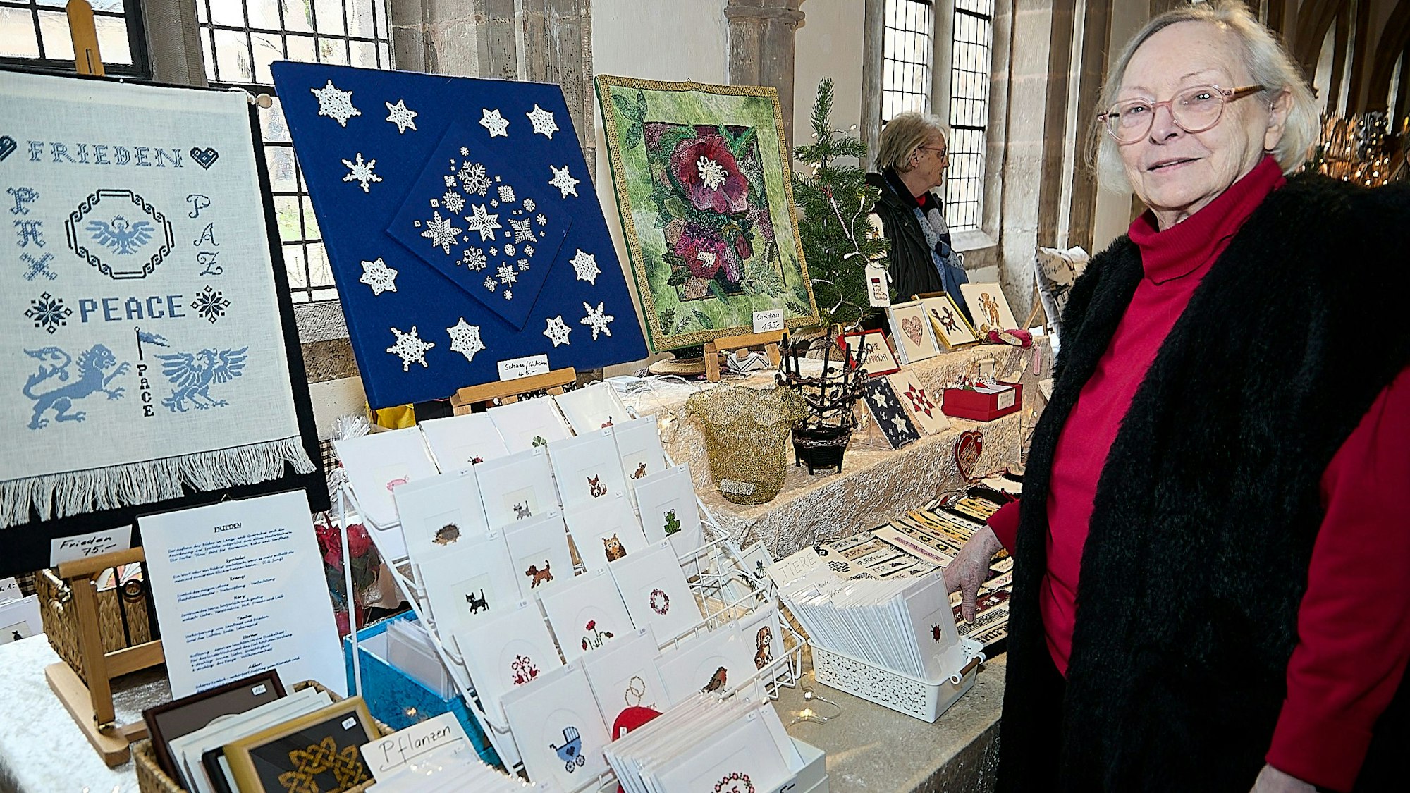 Ute Kühn steht an ihrem Stand mit kunstvollen Stückereien.
