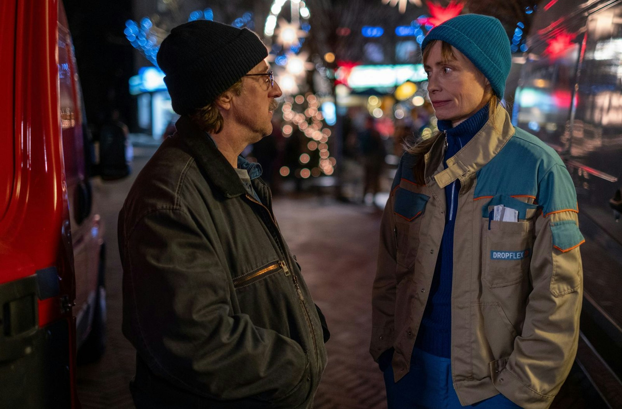 Prange (Bjarne Mädel) und Dörte (Katharina Marie Schubert) treffen sich zufällig auf dem Weihnachtsmarkt. (Bild: NDR/Manju Sawhney)
