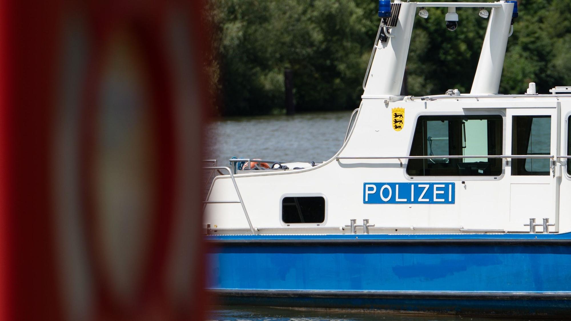 Ein Schiff der Wasserschutzpolizei fährt auf dem Rhein.