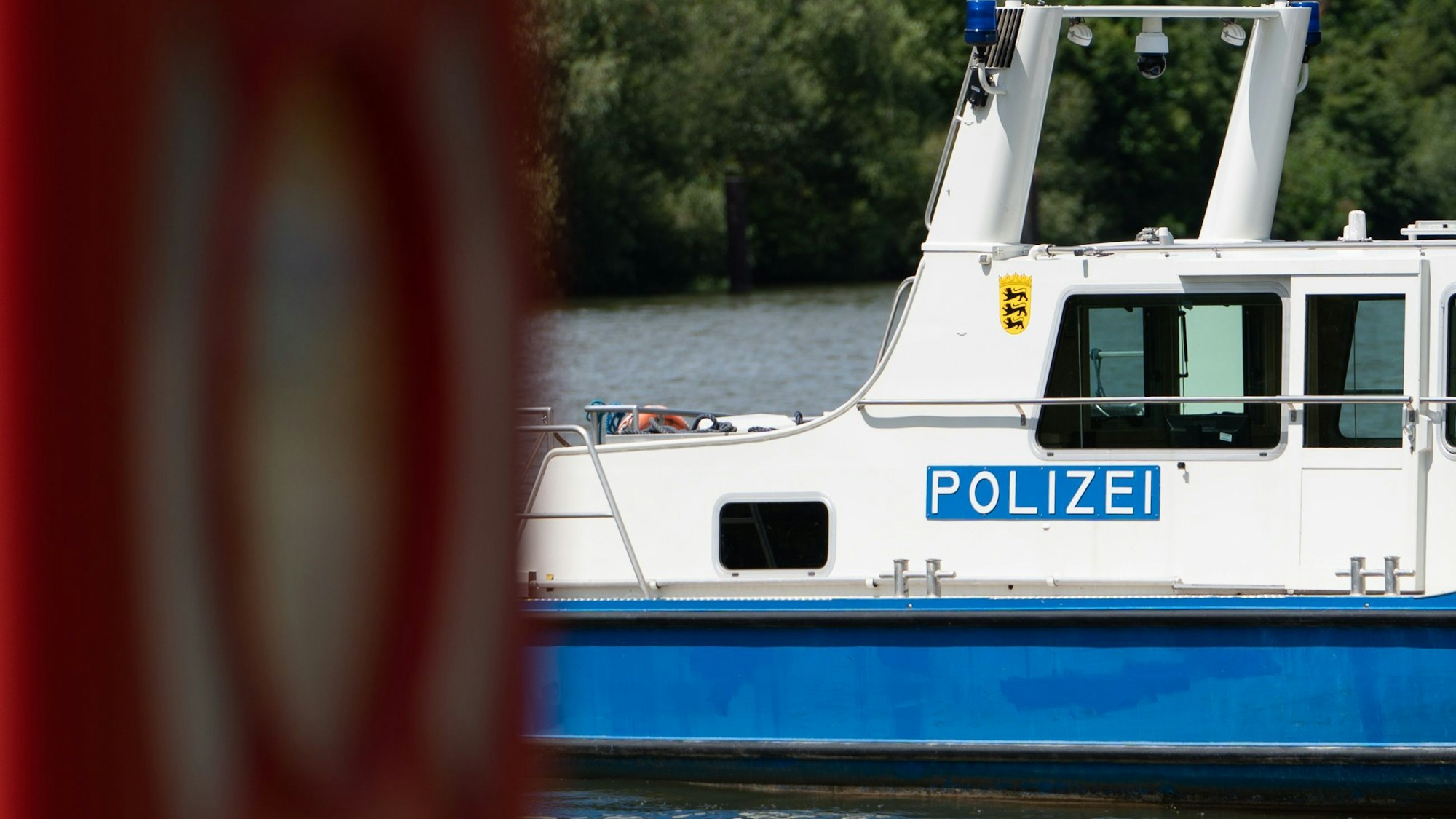 Ein Schiff der Wasserschutzpolizei fährt auf dem Rhein.