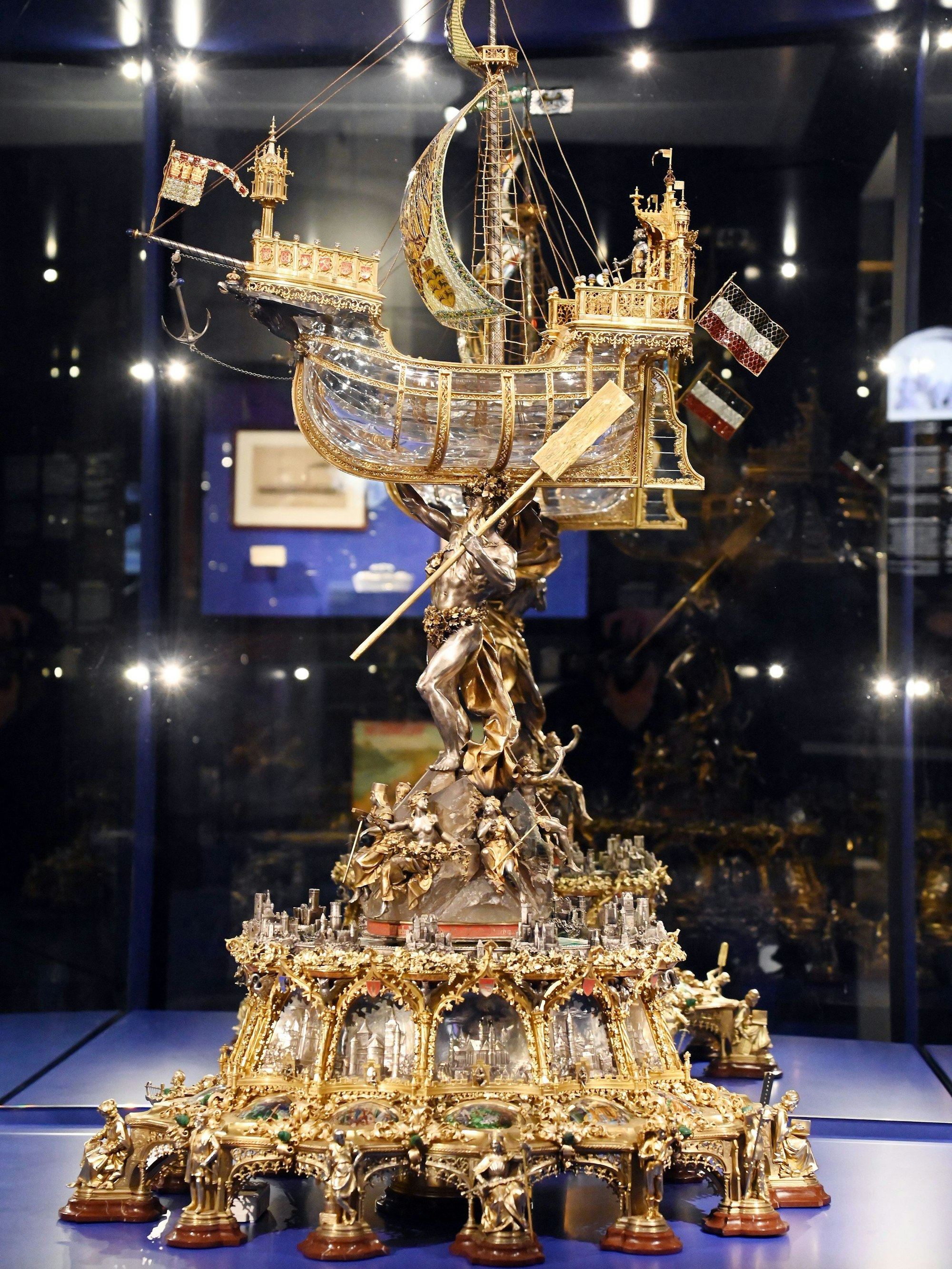 18.11.2025 Köln. Ein Adventskalender mit und von Barbara Schock Werner. Es werden 6x4 Objekte aus gebeutelten Kölner Museen betrachtet und vorgestellt. Stadtmuseum. Tafelaufsatz "Vater Rhein". Foto: Alexander Schwaiger