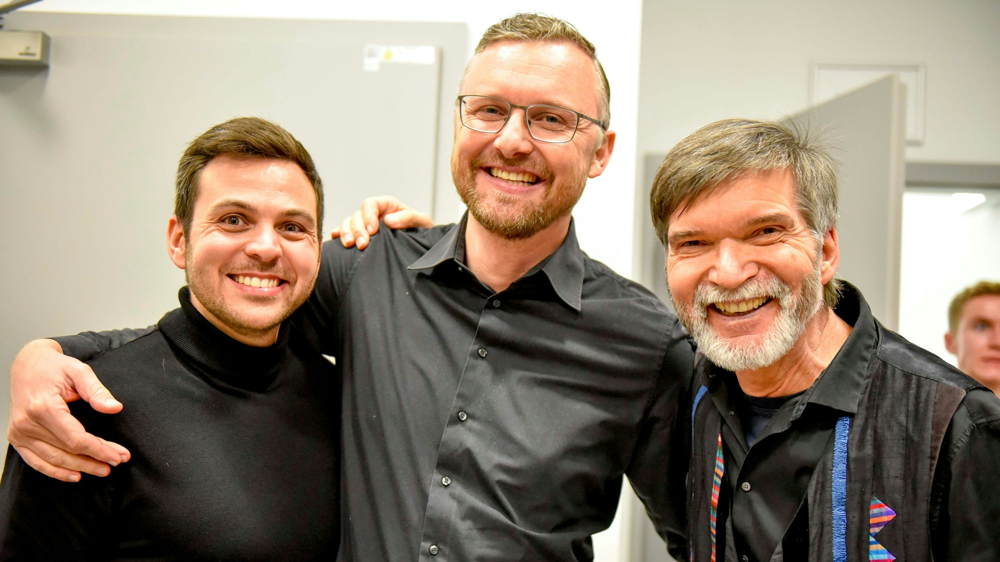 Ein begeistertes Wiedersehen feierten die Trompeter Patrick Vetterling und Julius Welter mit ihrem einstigen Lehrer Jürgen Konietzny (v.l.).