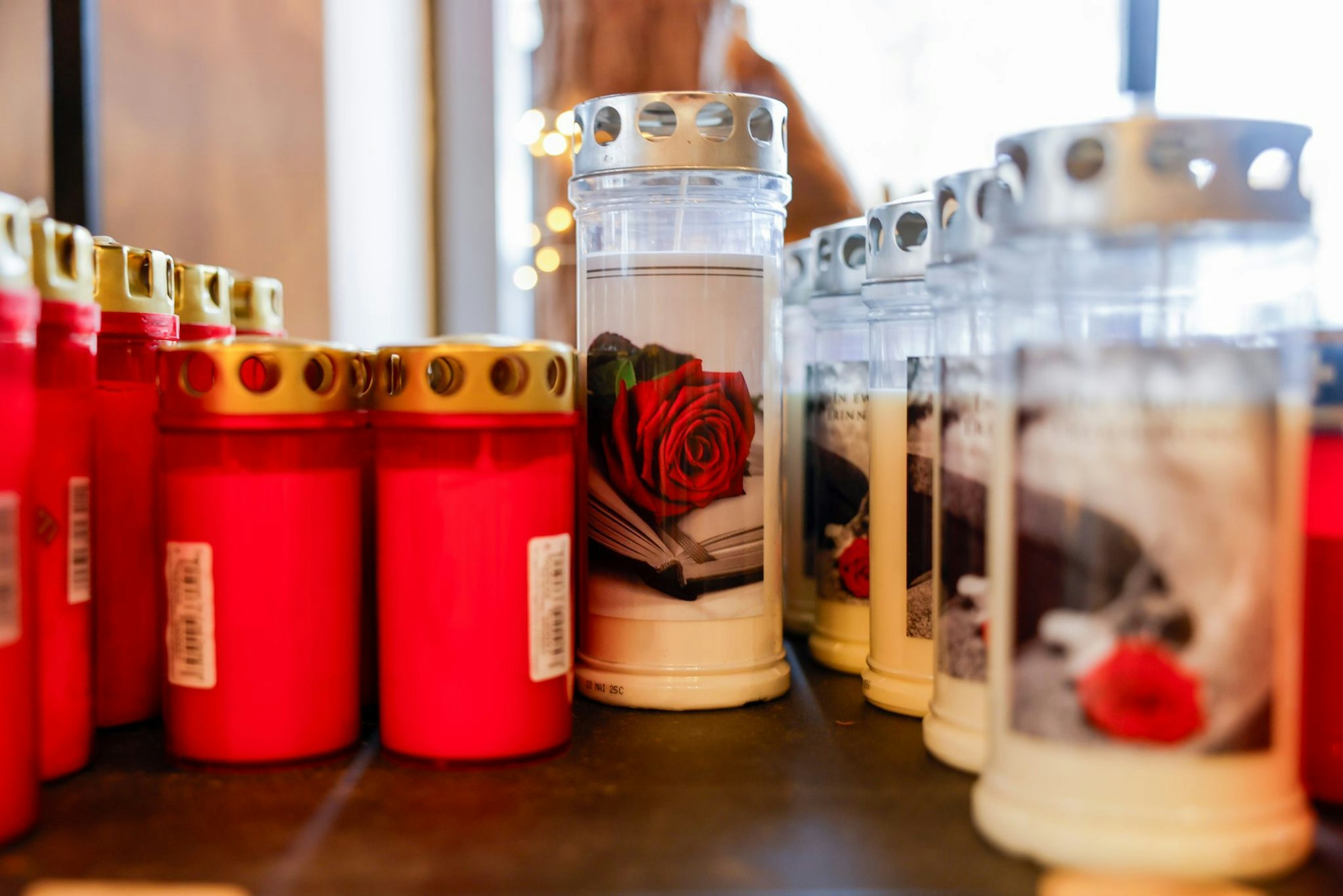 Bei herkömmlichen Grablichtern ist die Nachfrage gesunken. LED-Grablichter sind hingegen stärker gefragt, weil sie länger halten.