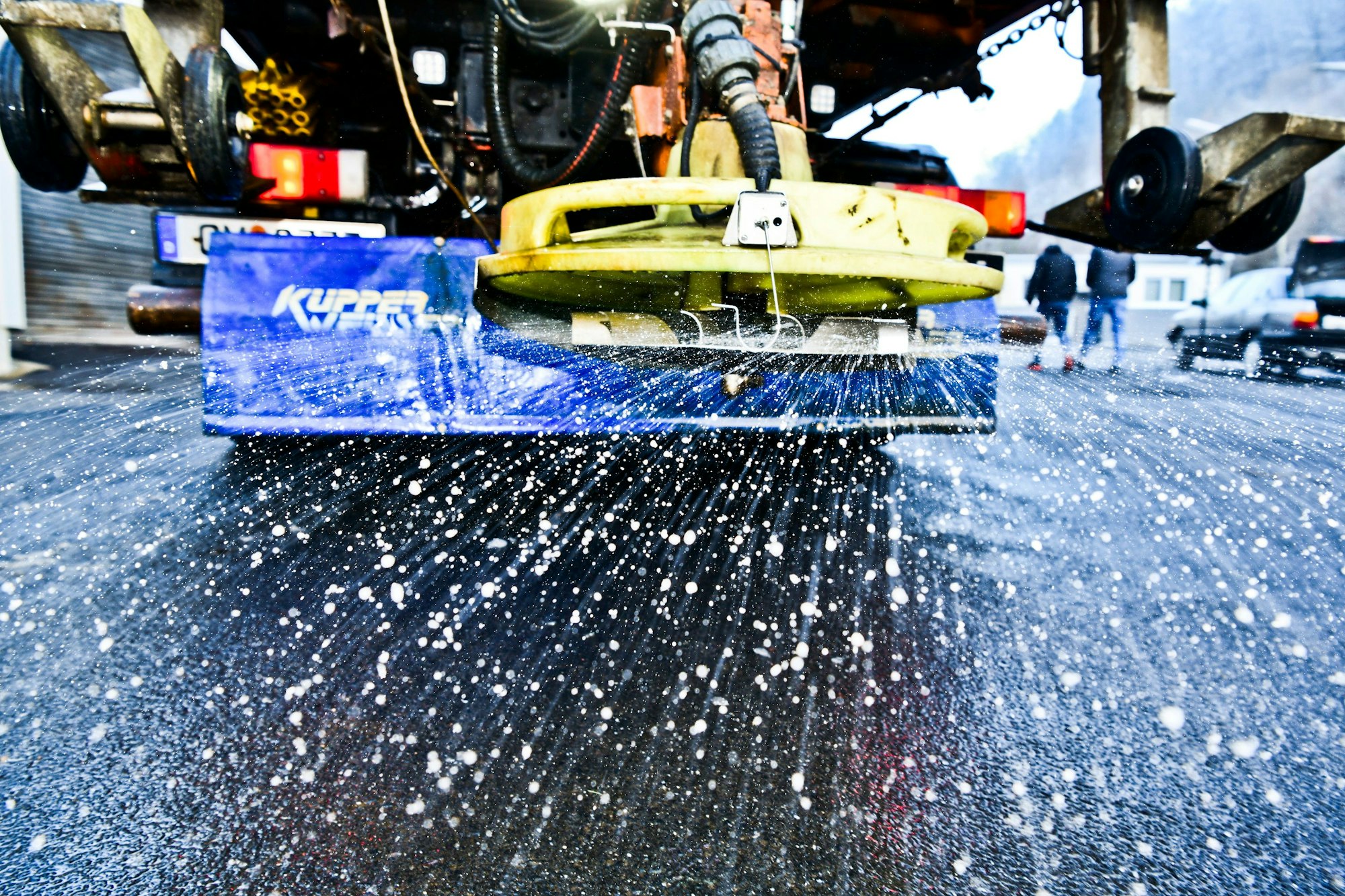 Das Bild zeigt einen Streuwagen, der über einen Drehteller das Salz auf die Straße bringt.