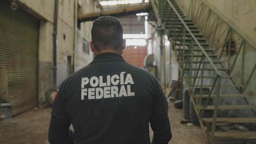 Eigentlich soll sie die Bürgerinnen und Bürger in Mexiko schützen, doch die Bundespolizei steckte mit dem Kartell unter einer Decke, wie die ZDF-Doku „Narco Circus - Mexikos Kampf gegen die Drogen“ aufdeckt. (Bild: ZDF/UPSIDE TELEVISION 2023)