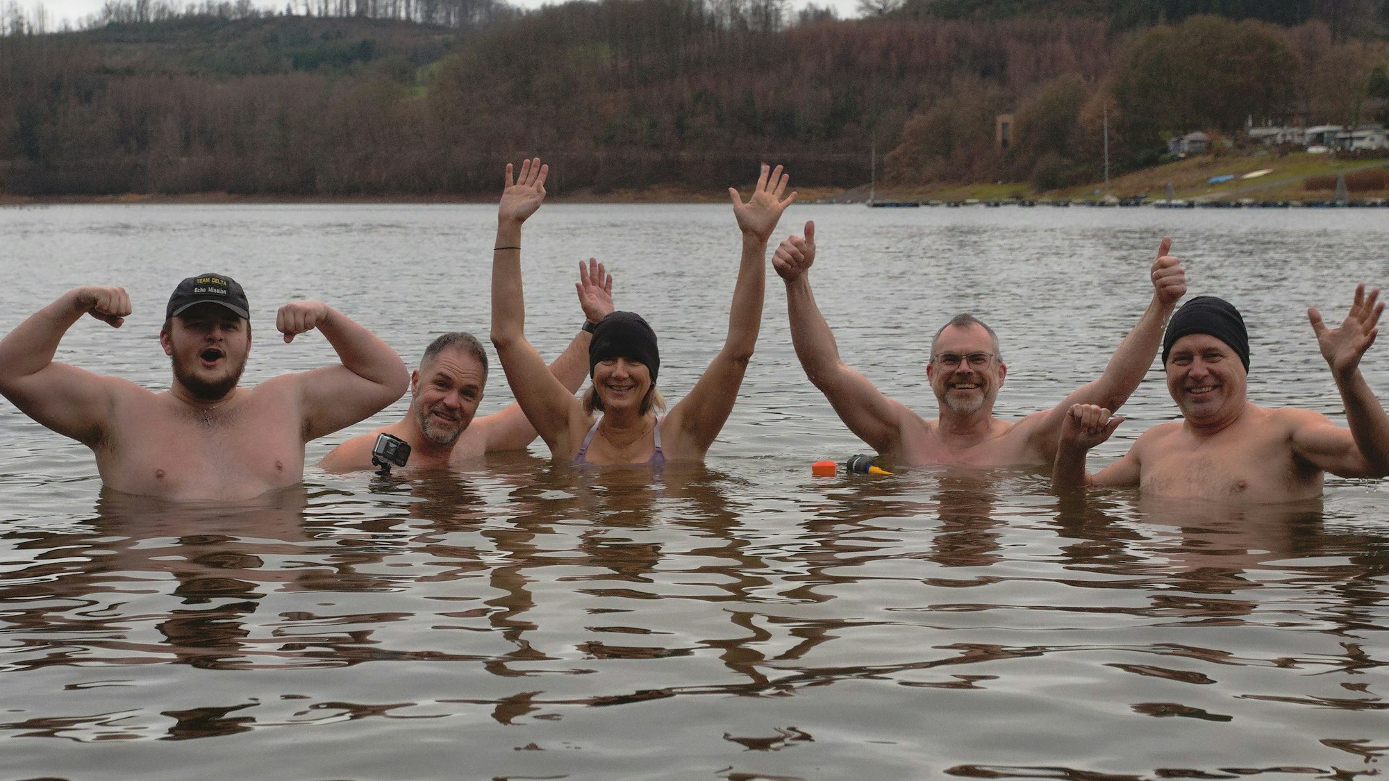 Ein Bad im Wasser der Aggertalsperre bei Gummersbach-Bredenbruch beendet jeden Trainingstag nach der Méthode Naturelle. Trainer der waghalsigen Gruppe ist Sven Schuh aus Reichshof (Zweiter von links).