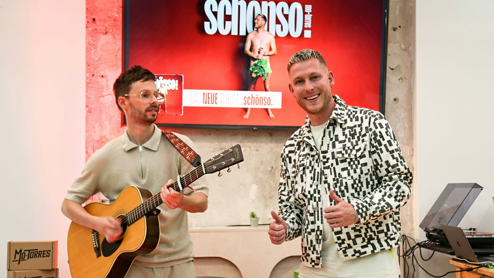 Mo-Torres präsentierte im Greatlive sein neues Album „schönso“. Zusammen mit seinem Gitarristen Kevin Joost (l.) spielten die beiden drei Songs.