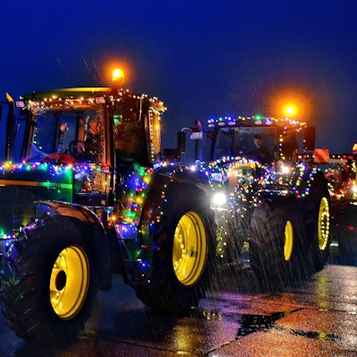 Das Bild zeigt einige Traktoren, die an der Lichterfahrt von Euskirchen nach Mechernich teilnahmen.