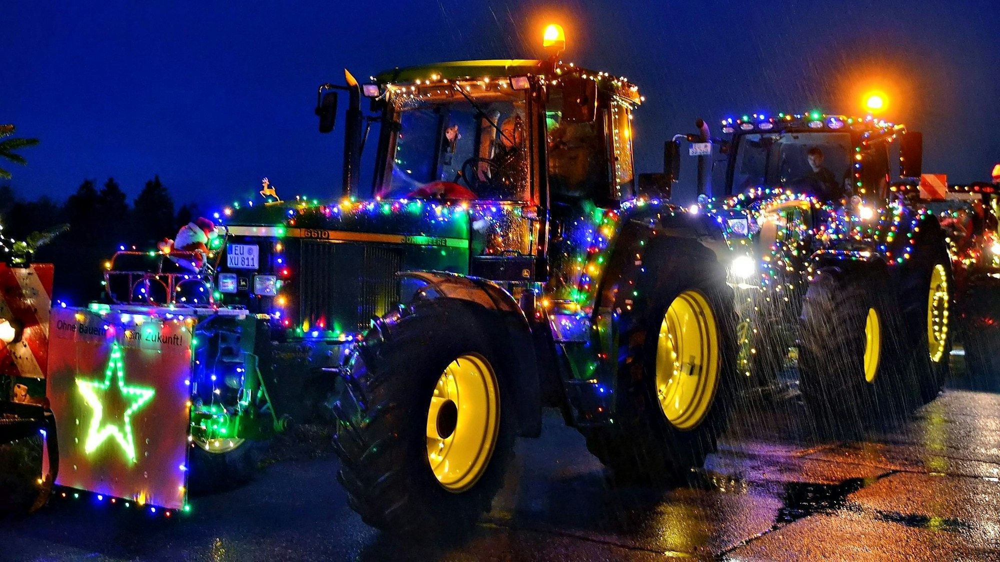 Das Bild zeigt einige Traktoren, die an der Lichterfahrt von Euskirchen nach Mechernich teilnahmen.