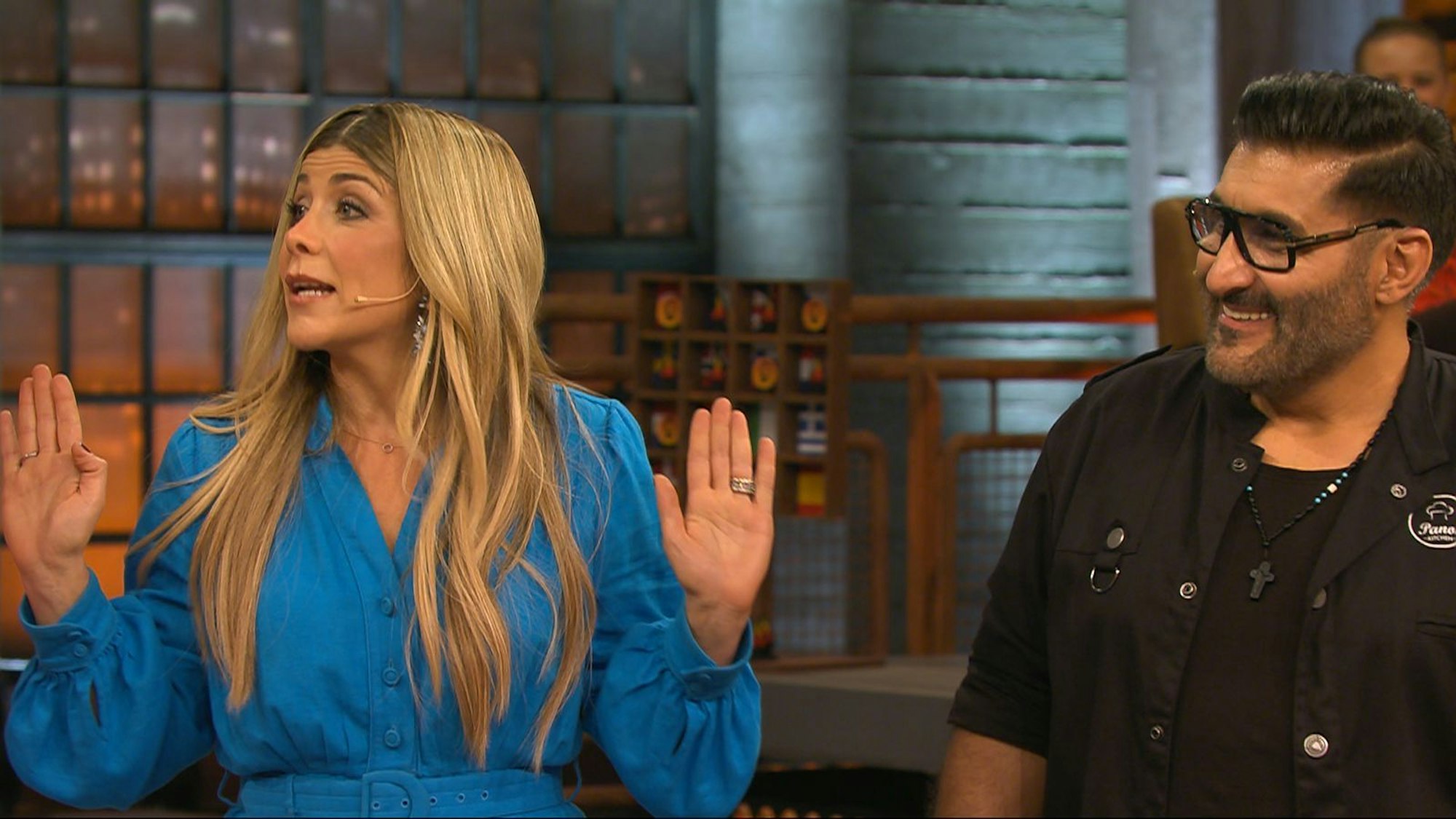 „Heute bist du fällig!“ Im Laufe von „Europa grillt den Henssler“ (VOX) zeigte sich Panagiota Petridou (im Foto mit ihrem Koch-Partner Panagiotis Panagiotidis) liebevoller - allerdings nicht gegenüber Steffen Henssler. (Bild: RTL)