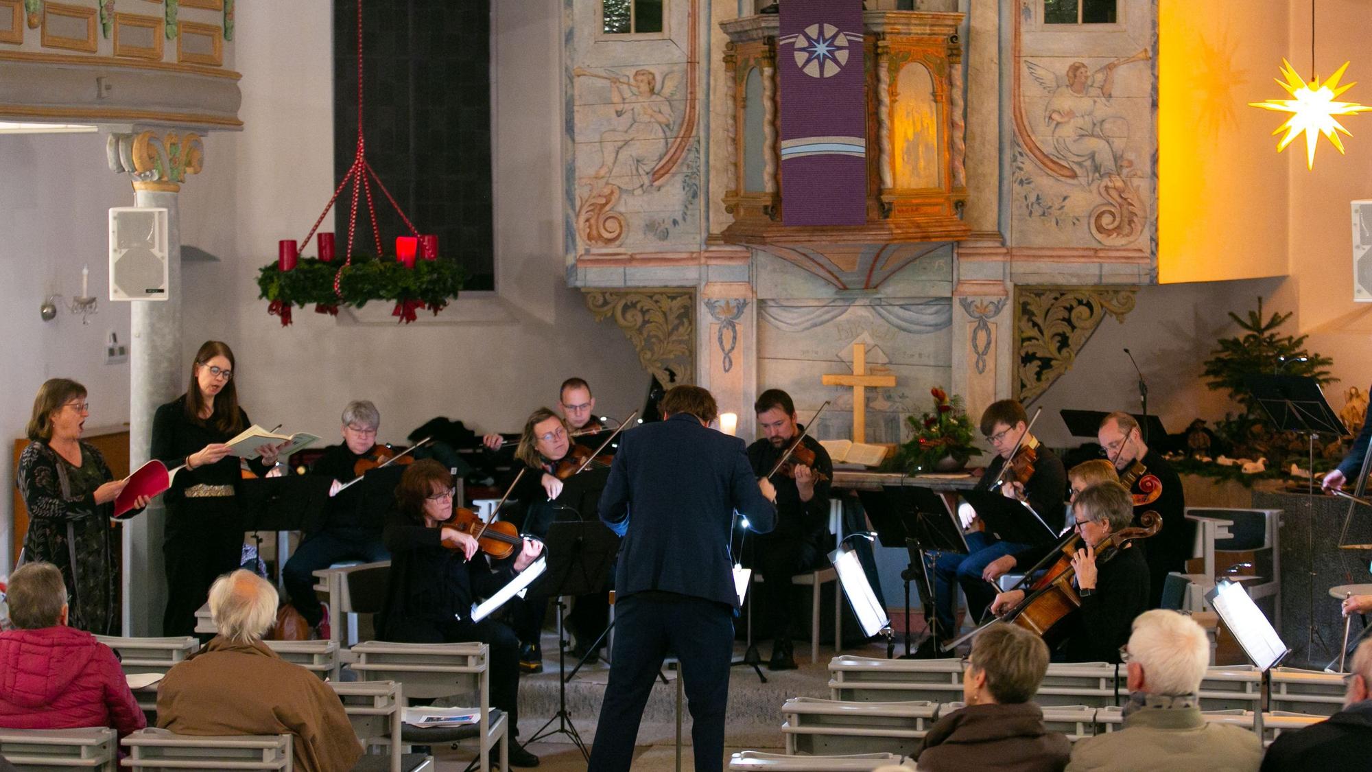 Andächtig: Das Kammerorchester Waldbröl spielte unter der Leitung von Martin Christgen in der evangelischen Kirche in Odenspiel neben Stücken von Purcell, Rutter und Vivaldi auch Adventslieder zum Mitsingen.
