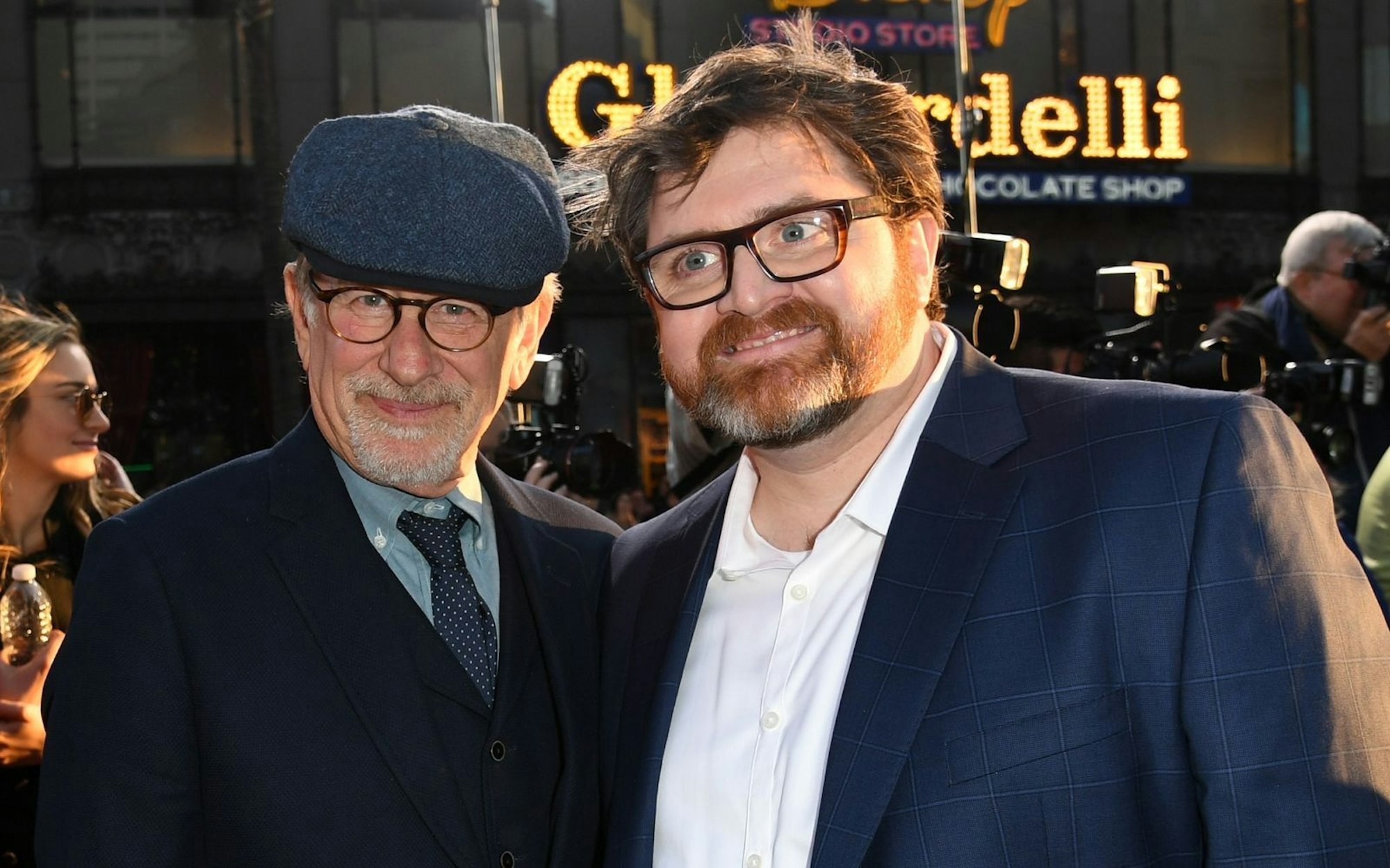 Der Autor der Romanorlage zu „Ready Player One“, Ernest Cline (rechts, mit Steven Spielberg) hat seinen Beitrag für die Fortsetzung bereits geleistet. Sein Roman „Ready Player One“ erschien bereits 2020. (Bild: 2018 Getty Images/Kevin Winter)