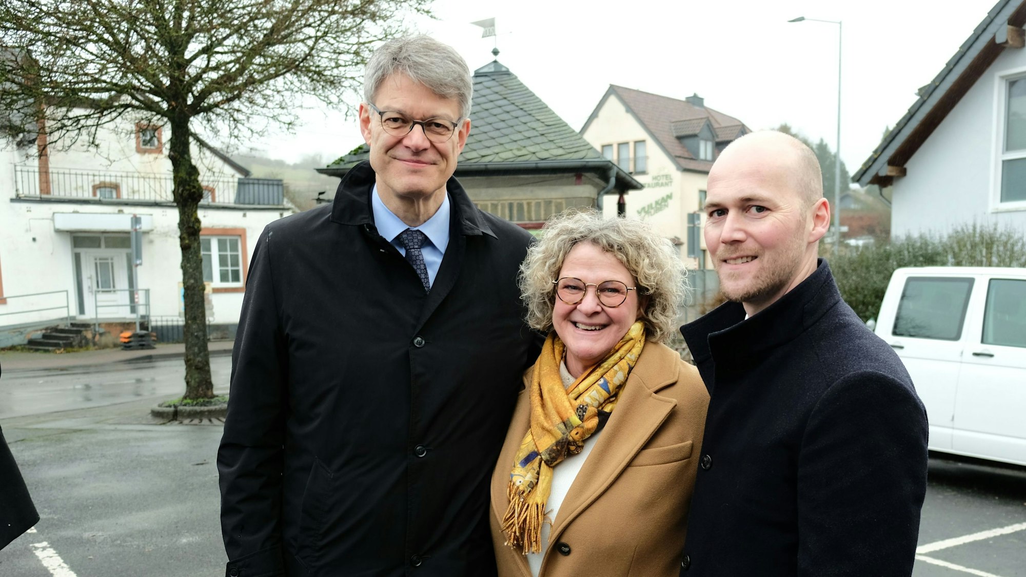 Bundesverkehrsminister Patrick Schnieder (l.) mit Edith Löhr-Hoffmann (Ortsbürgermeisterin Dreis-Brück) und dem Dauner VG-Bürgermeister Thomas Scheppe.