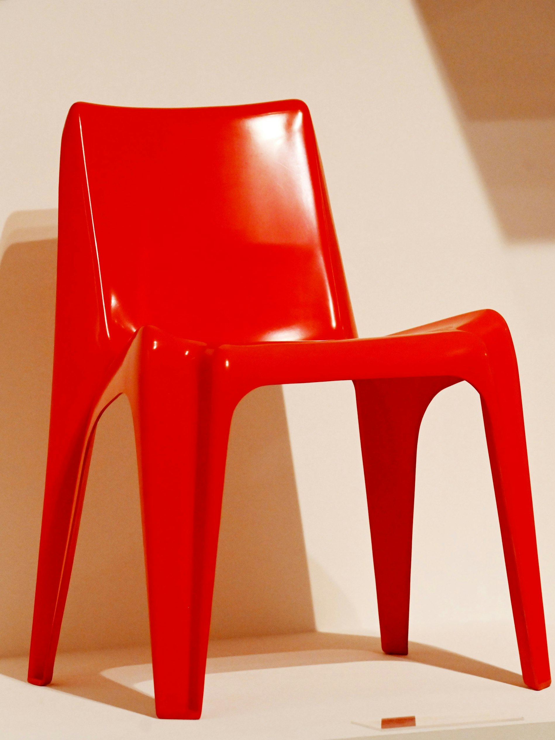 Helmut Bätzners Kunststoffstuhl steht nicht nur im MAKK, sondern auch in der Küche von Dombaumeisterin a.D. Barbara Schock-Werner.