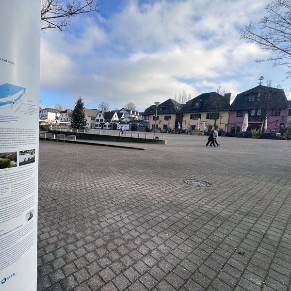 Eine von zwei neuen Stelen mit Informationen zur Groov, die die Stadtentwässerungsbetriebe Köln im Porzer Stadtteil Zündorf aufgestellt haben.