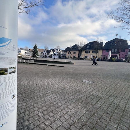 Eine von zwei neuen Stelen mit Informationen zur Groov, die die Stadtentwässerungsbetriebe Köln im Porzer Stadtteil Zündorf aufgestellt haben.