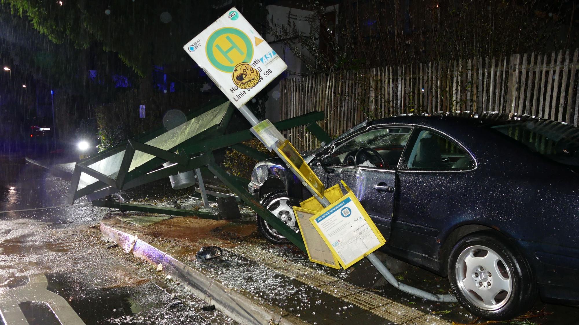 Der Mercedes zerstörte die Bushaltestelle.