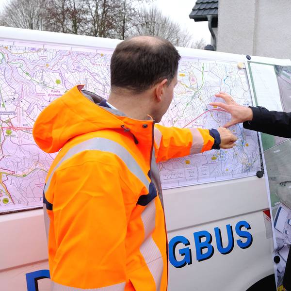 Bundesverkehrsminister Patrick Schnieder (r.) und Michael Güntner (l), Vorsitzender der Geschäftsführung Autobahn GmbH des Bundes, an einer Planungskarte für den A1-Lückenschluss in Dreis-Brück