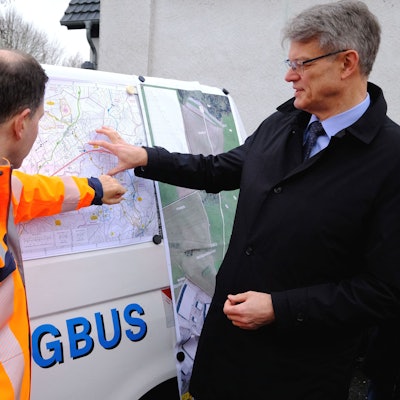 Bundesverkehrsminister Patrick Schnieder (r.) und Michael Güntner (l), Vorsitzender der Geschäftsführung Autobahn GmbH des Bundes, an einer Planungskarte für den A1-Lückenschluss in Dreis-Brück
