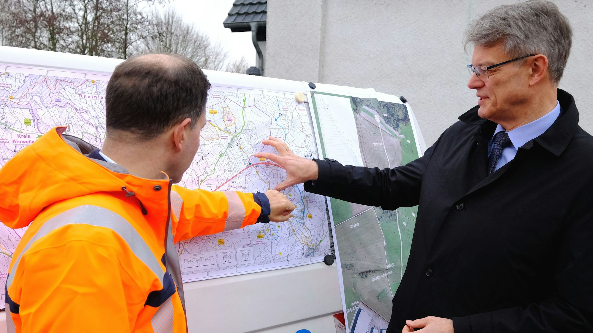 Bundesverkehrsminister Patrick Schnieder (r.) und Michael Güntner (l), Vorsitzender der Geschäftsführung Autobahn GmbH des Bundes, an einer Planungskarte für den A1-Lückenschluss in Dreis-Brück