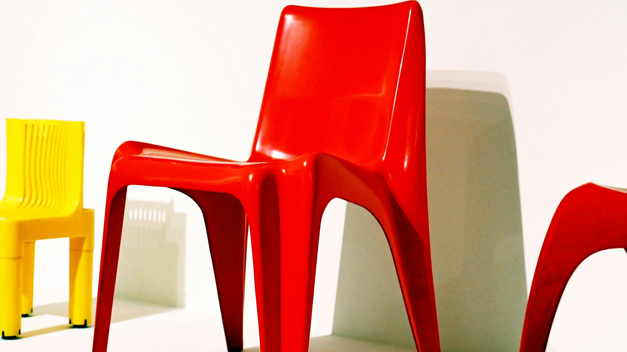 Plastikstuhl von Helmut Bätzner aus den 1960er Jahren - bis heute ein Klassiker, zu sehen im Museum für Angewandte Kunst Köln (MAKK)