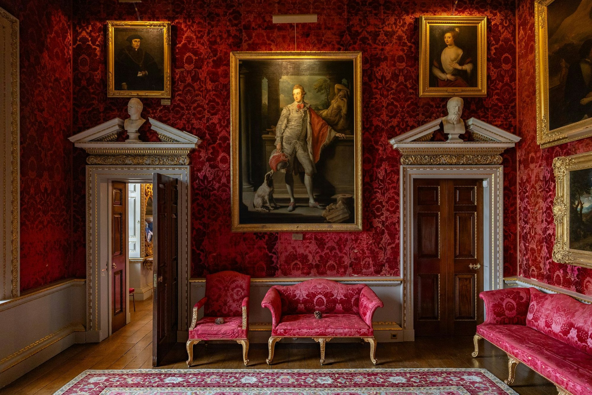 Gemalt von Pompeo Batoni, 1774: Thomas William Coke. Das Portrait hängt umgeben von anderen Werken in Holkham Hall.