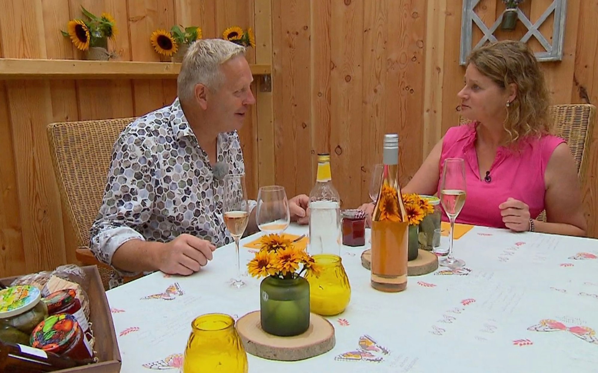 Hofdame Carola flirtet forsch mit Bauer Jörg. (Bild: RTL)