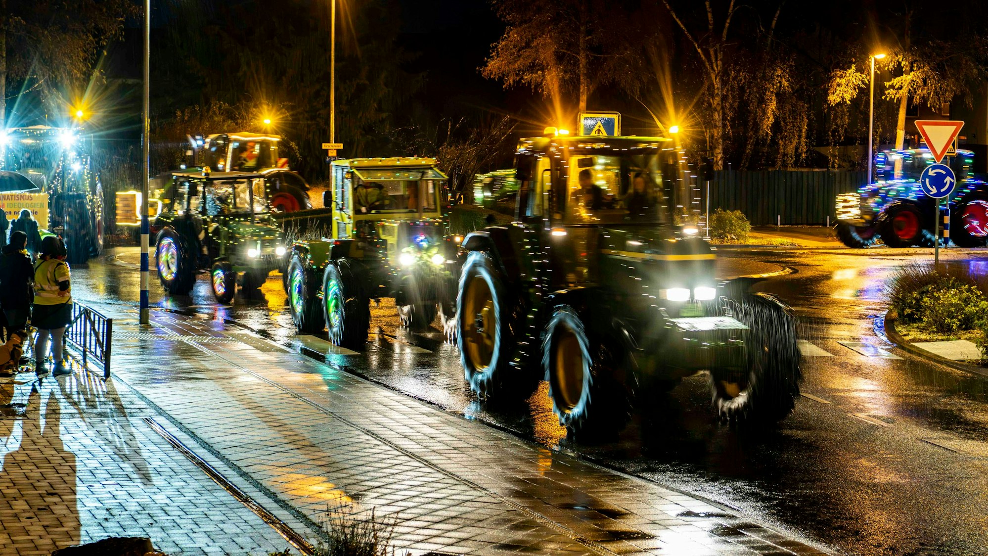 Das Bild zeigt einige Traktoren auf dem Weg zum Euskirchener Krankenhaus.