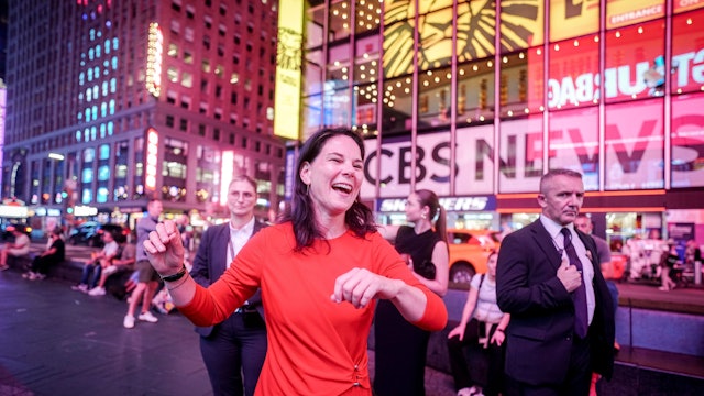 Annalena Baerbock, Präsidentin der Generalversammlung der Vereinten Nationen, steht gestikulierend auf dem Times Square.