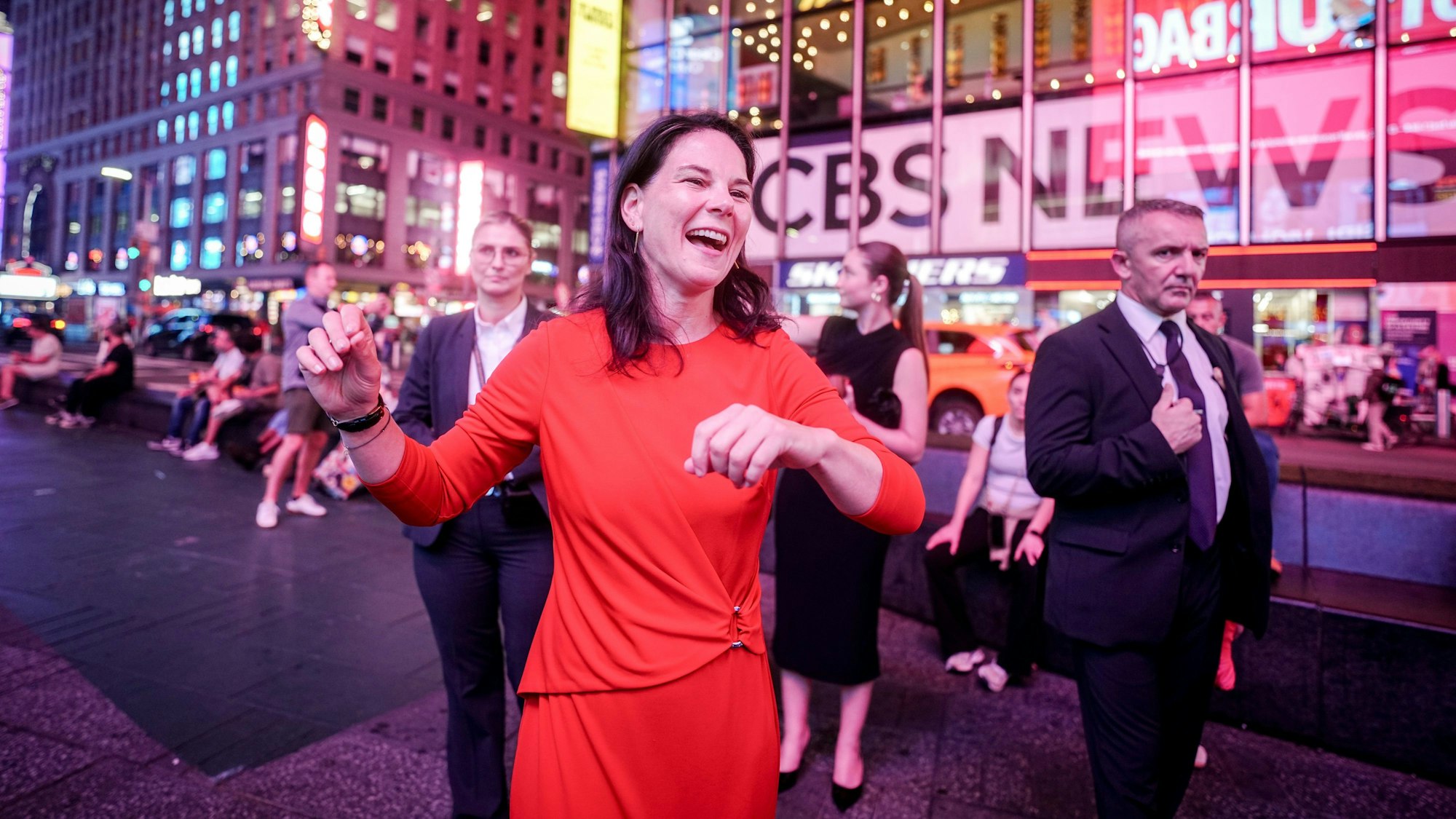 Annalena Baerbock, Präsidentin der Generalversammlung der Vereinten Nationen, steht gestikulierend auf dem Times Square.
