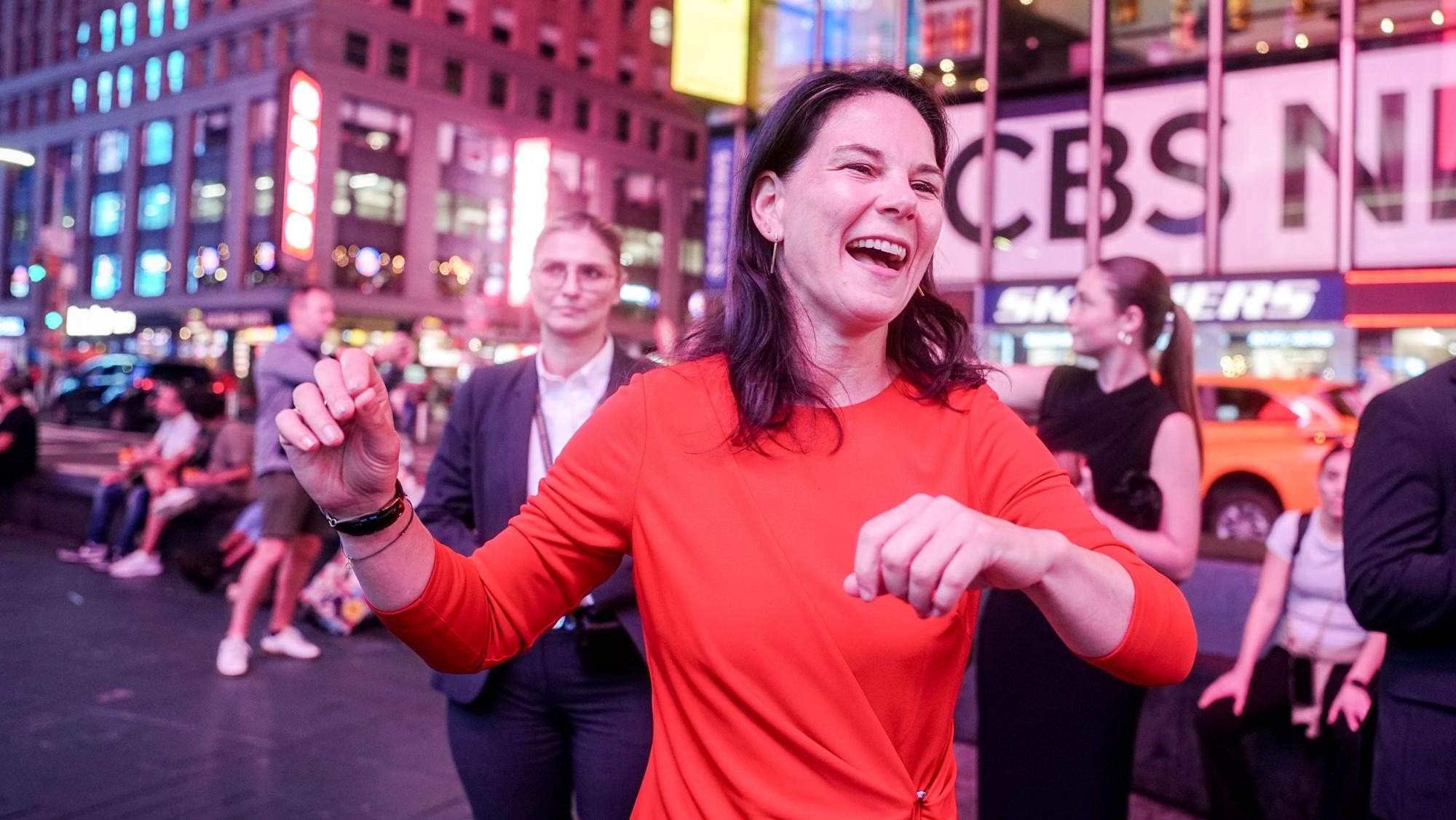 Annalena Baerbock, Präsidentin der Generalversammlung der Vereinten Nationen, steht gestikulierend auf dem Times Square.