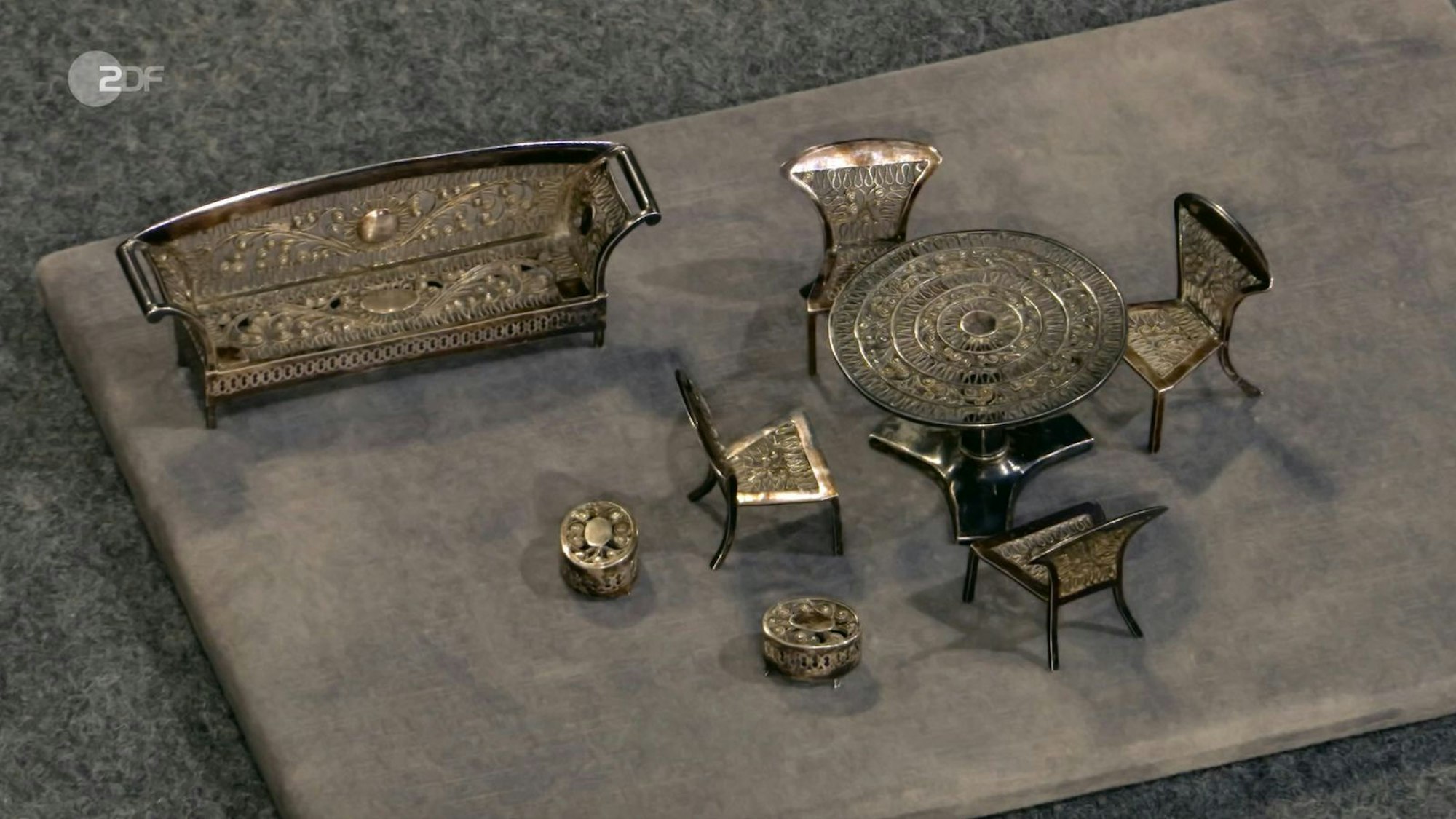 Bis zu 400 Euro sei das Konvolut wert, schätzte Experin Wendela Horz. (Bild: ZDF)