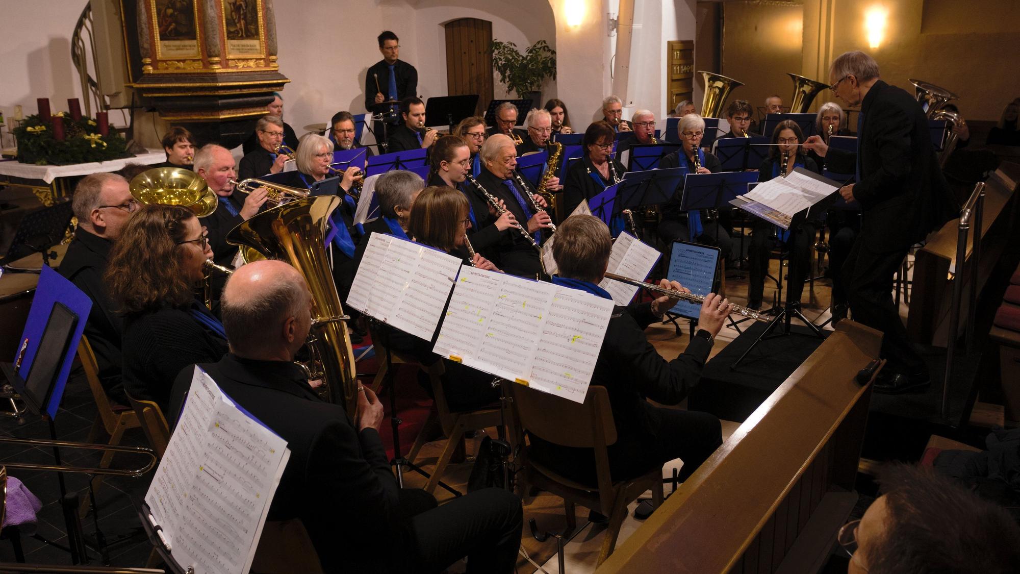 Filmreif: Der Posaunenchor Wirtenbach erfüllte die Nümbrechter Kirche mit festlichem Klang, darunter mit Melodien bekannter Weihnachtsfilme.