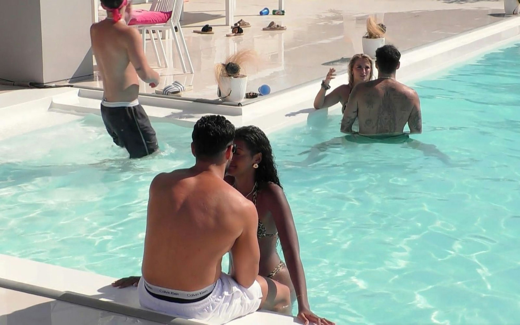 Brenda kommt Musti sehr nah (vorn). (Bild: RTL)