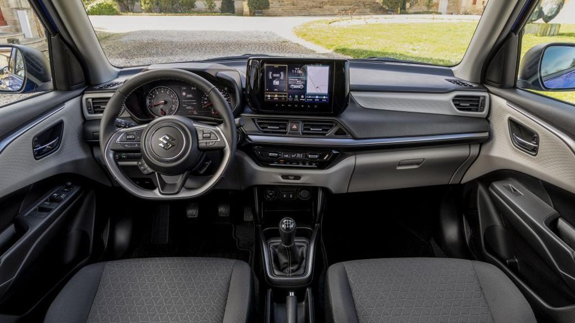 Innenraum Suzuki Swift, Blick auf das Cockpit und Lenkrad.