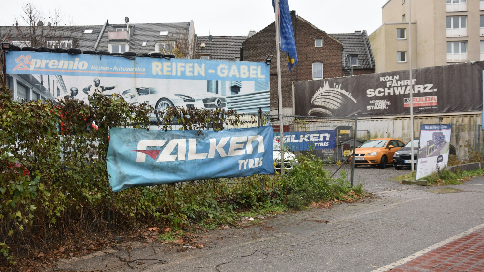 Die Container auf dem Grundstück sollen bis Juli 2026 weggeräumt werden.