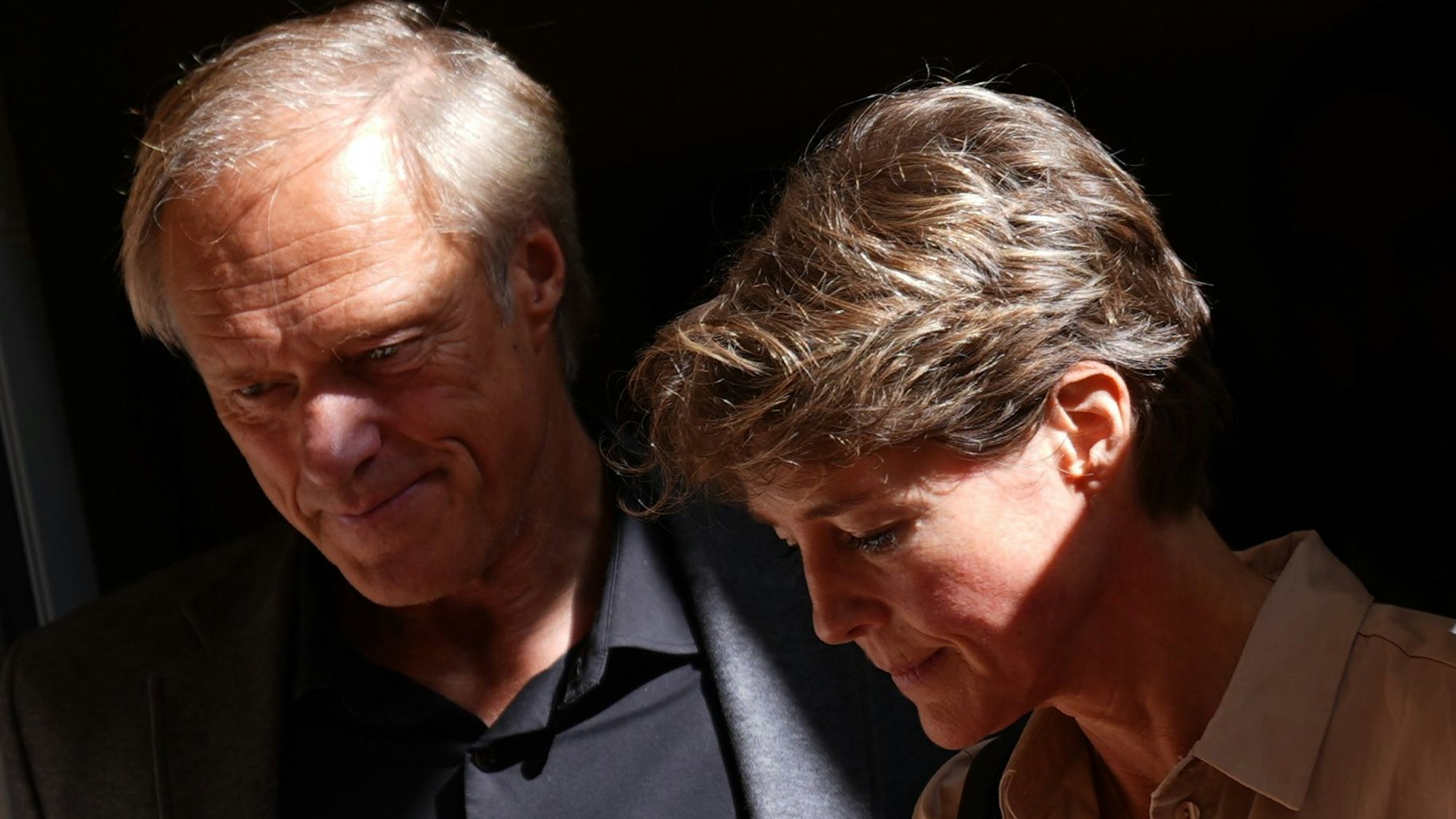 Das Bild zeigt Christina Block, deutsche Gastronomin und Unternehmerin, und Gerhard Delling, ehemaliger Sportmoderator und Lebensgefährte von C. Block, in einer Pause im Prozess wegen mutmaßlicher Kindesentführung im Landgericht Hamburg aus dem Strafjustizgebäude. Foto: Marcus Brandt/dpa