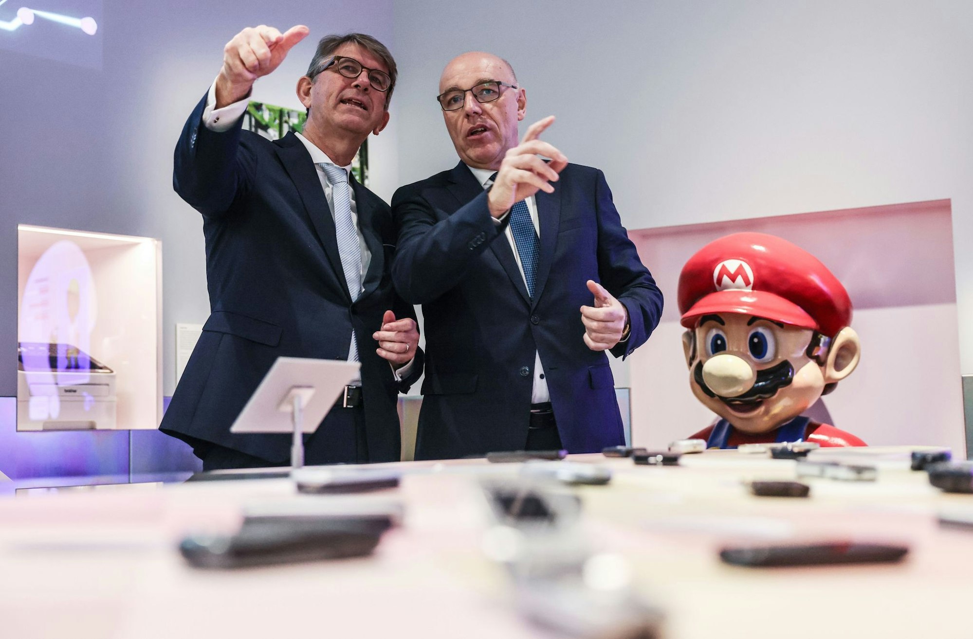 Nicht nur Kulturstaatsminister Wolfram Weimer und der Präsident der Stiftung Haus der Geschichte, Harald Biermann, können nun rätseln, welche Handy sie noch kennen.