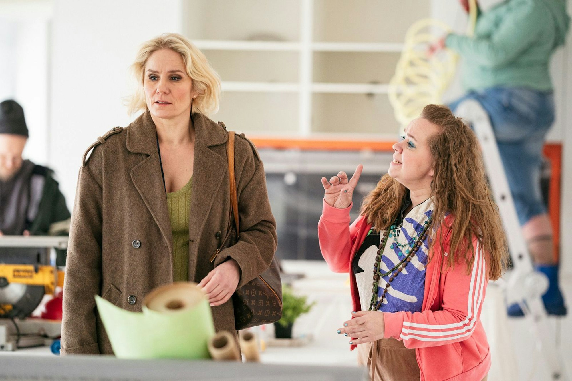 Linda (Laura Malmivaara, links) und Marke (Katja Küttner) waren einst enge Freundinnen. (Bild: ZDF/ Jaakko Kahilaniemi)