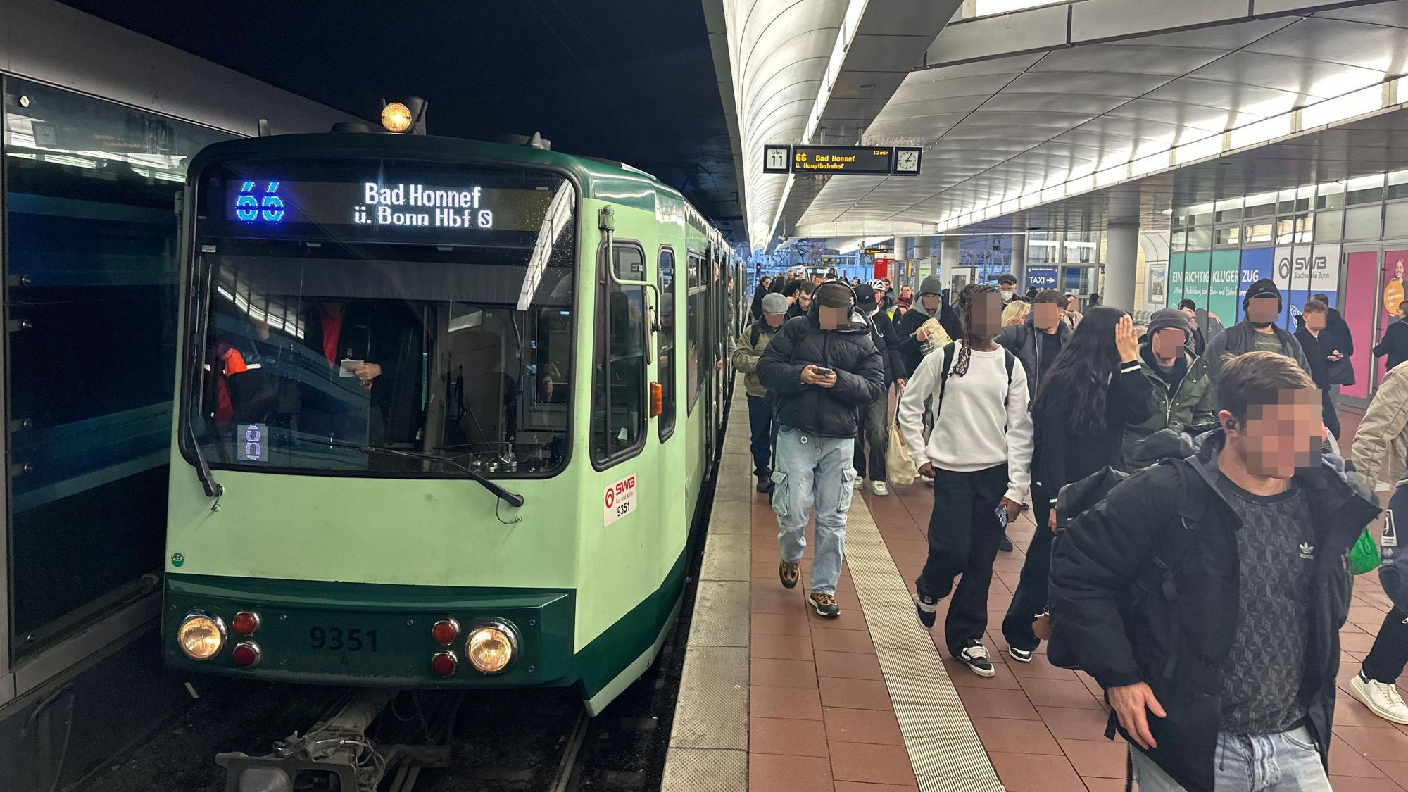 Vom Siegburger Bahnhof aus fährt die Linie 66 nach Bonn durch das Stadtgebiet von Sankt Augustin.