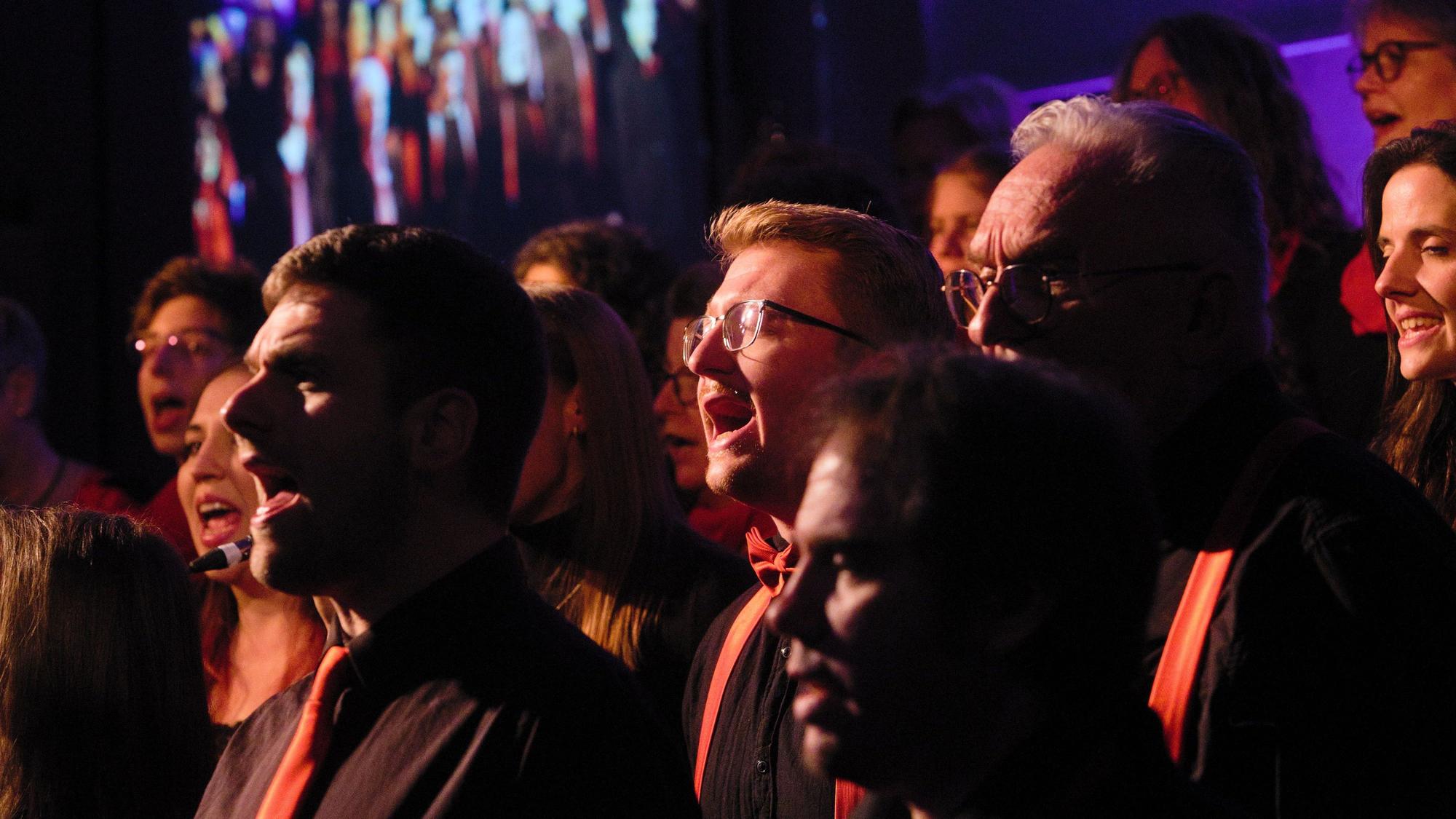 Hingebungsvoll: Der Gospelchor Gummersbach präsentierte bei zwei Konzerten im Rahmen des Weihnachtsmarkts das Programm „Best of 35 Years“, also die schönsten Songs, die der Chor unter der Leitung der scheidenden Kantorin Annette Giebeler einstudiert hat.
