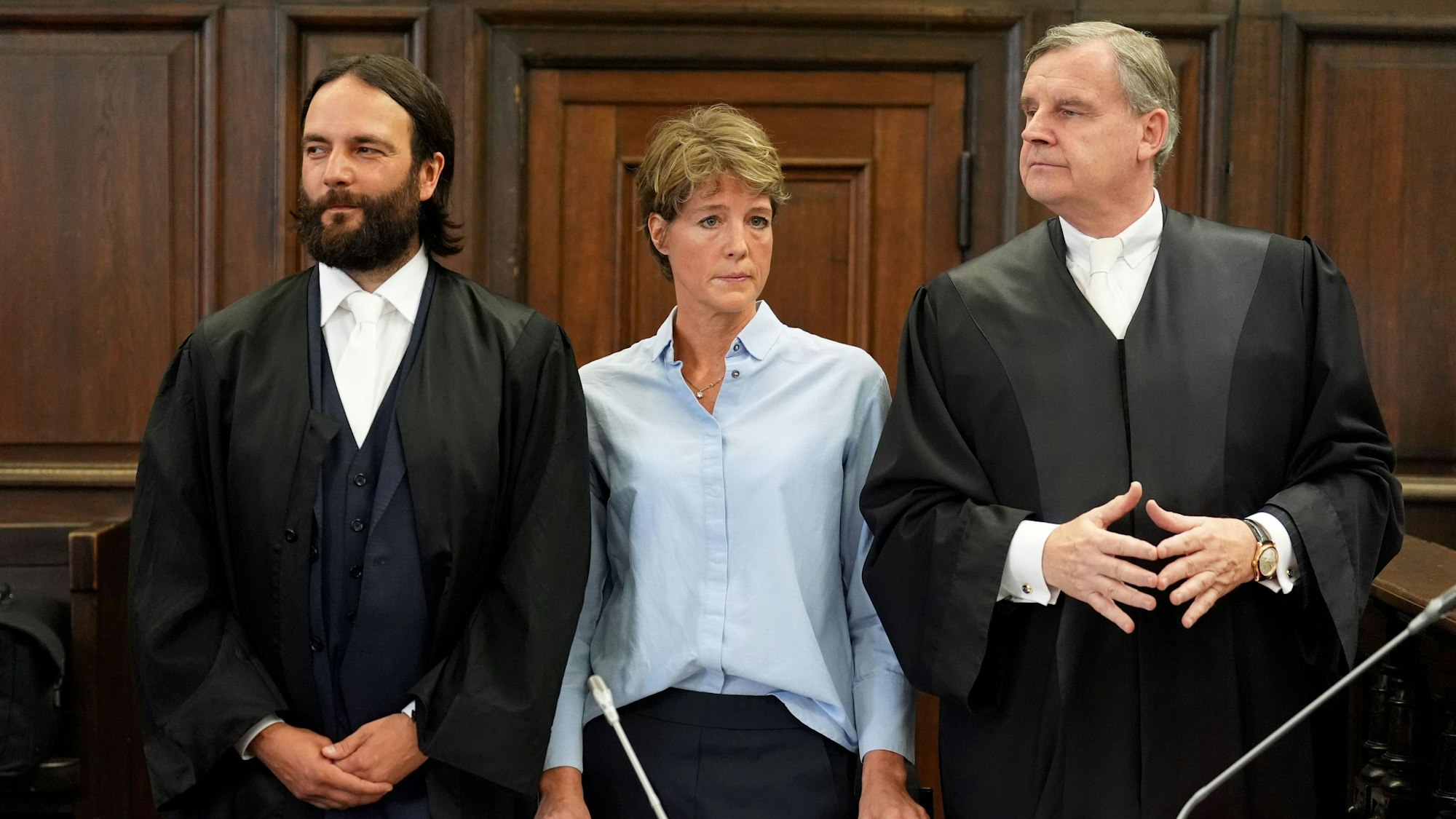 Das Bild zeigt Christina Block, deutsche Gastronomin und Unternehmerin, neben ihren Verteidigern Otmar Kury (r) und Ingo Bott vor dem Prozessbeginn wegen mutmaßlicher Kindesentführung in das Landgericht Hamburg. Foto: Marcus Brandt/Pool-dpa/dpa