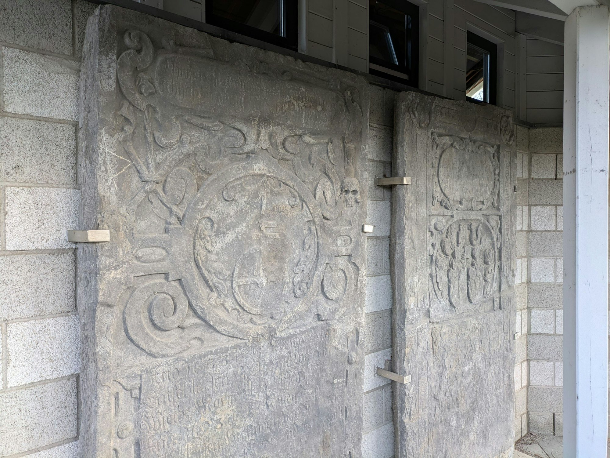 Historische Grabplatten der Familie Wuppermann an der Trauerhalle auf dem Schlebuscher Friedhof