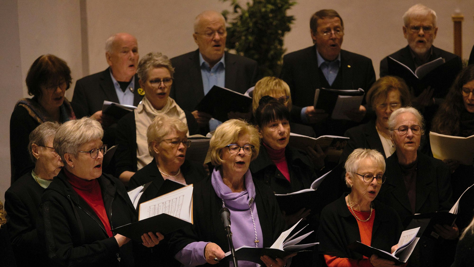 Gemeinsam: Die evangelischen Chöre aus Odenspiel und Dieringhausen führten in ihren Heimatkirchen die Kantate „Machet die Tore weit“ auf.