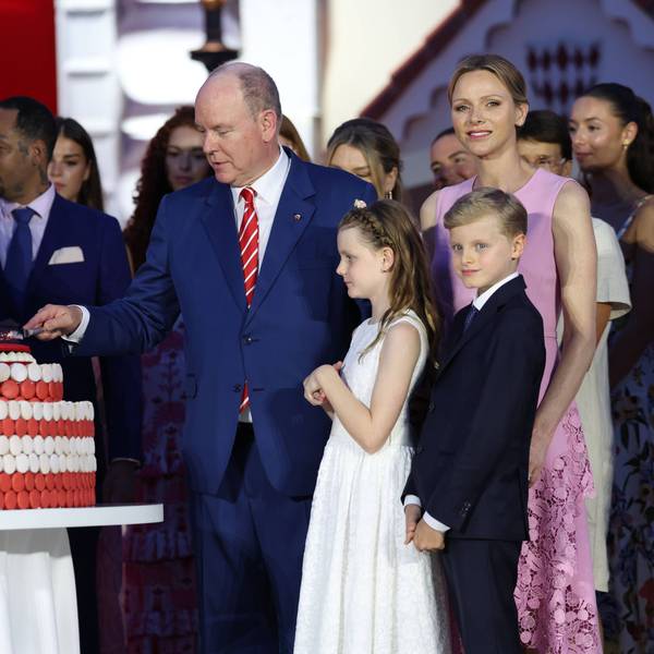 Fürst Albert II, Charlène, Jacques und Gabriella schneiden Torte.