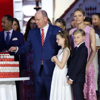 Fürst Albert II, Charlène, Jacques und Gabriella schneiden Torte.